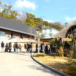 わら家にはまだ列ができていましたが冬晴れの空は明るかったです。　　・冬晴れの屋島の空の明るさよ(和良)