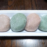 小松島市の産直市に手作りの草餅と黍餅が並んでいました。　　　　　　　・草餅も黍餅もまた手作りと(和良)