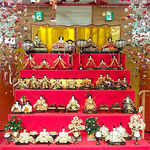 徳島市のアミコプラザでは雛壇の前に吊るし飾りがされていました。　　・雛壇に吊るし飾りの飾られて(和良)