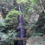 養老の裏滝とも呼ばれる　東林寺の白滝