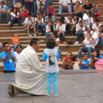 HOMENAJE DE CANTOS POR PARTE DE LOS GRUPOS