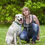 Rebecca mit einem Hund beim Gassi-Service