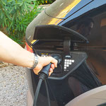 Laden an der 11 KW-Anlage für Elektrofahrzeuge auf dem Grundstück