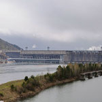 Der mächtige Divnogorsk Staudamm versorgt Krasnojarsk mit Energie