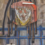 無題(犬と散歩してつまずく）, 2019　サイズ可変(レリーフ部：h1450×w895×d115mm　樟、アクリル塗料、蓄光塗料、水性ウレタン塗料、新聞紙、ストレッチデニム、折りたたみ椅子、クッション　、バーベルプレート、水ペットボトル、段ボール　撮影：三嶋一路