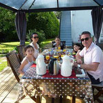 petit dejeuner famille en terrasse