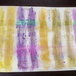 verschiedene Farbsäfte auf Papier mit Zitrone und Seife
