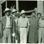 Sepp Geiger inmitten einer Gruppe von kubanischen Cowboys.