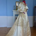Brautkleid 1890er Jahre aus Seidensatin dekoriert mit mauvefarbenen Seidensamt