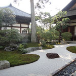 禅寺らしい建物が見える