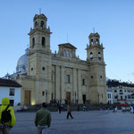 広場と教会。