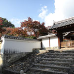 院の門