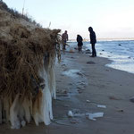 Strandspaziergang bei eisigen Temperaturen 