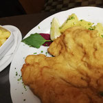 das traditionelle Schnitzel mit Petersilerdäpfel