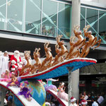 bei schönen Wetter schauen wir uns in kurzen Hosen eine Weihnachtsparade an - etwas ungewohnt!