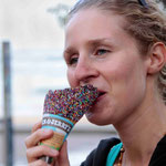 und Isi laesst sich ein Ben & Jerrys Eis schmecken