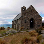 Am Lake Tekapo ist es meist windig. Trotzdem reisen angeblich Leute aus der ganzen Welt an, um hier zu heiraten... (also Isi nicht!)