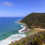 Die Great Ocean Road schlängelt sich am Meer entlang