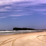am nächsten morgen gehts früh los. Das erkennt man vorallem an den wenigen Reifenspuren im Sand