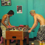 Abends wird oft eine Runde Kicker gespielt. Hier tritt Hagen gegen Oly (England) an