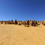 hier ragen riesige Kalksteinsäulen aus dem Sand