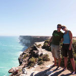 zwischendurch muss man sich mal die Beine vertreten, hier an der Great Australien Bight, Isi ist hier leider etwas unvorteilhaft fotografiert...