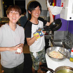 Mai und Kenji, beide aus Japan