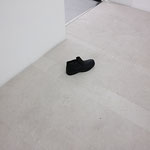 Secondo piano: Luca Scarabelli, "Intervallo", 2019, scarpa nera con buco, ph. Simona Barbera