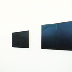Antonio Catelani, "Abwesenheiten in Preuβisch Blau", 2018/2019, olio su tela,  n. 2 da 31×41 cm, n. 3 da 26×41 cm, n. 1 da 27×41 cm, n. 1 da 21×41 cm, n. 1 da 21×31 cm, ph. Luca Scarabelli