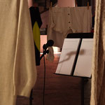Primo piano: Hannes Egger, "Viva voce", 2018, altoparlante, microfono, leggio, corda, vestiti, stampa su carta, ph. Claudio Tornieri