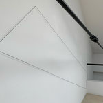 Secondo piano: Aurelio Andrighetto, "Disegno fotogenico", 2019, filo di lana teso, ph. LATO