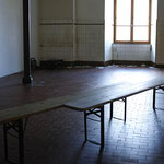Piano terra: Ermanno Cristini, "Seduta cardinale", 2018, bussole modificate su panche trovate in loco, ph. Simona Barbera