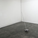 Luca Scarabelli, "Ciò che è vicino si allontana", 2019, piantana metallica, bottiglia di vetro con acqua, ph. Luca Scarabelli