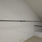 Secondo piano: Aurelio Andrighetto, "Disegno fotogenico", 2019, filo di lana teso, ph. Armida Gandini