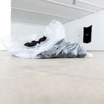 Luca Scarabelli, "Passi sparsi", 2019, 110 elementi di calze grigie,  sacco di plastica trasparente, ph. Ulrich Egger