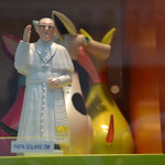 winkender Papst, solarbetrieben