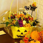 フラワーデザインS先生から頂いたお祝い、ハロウィンのアレンジメントです。感激でした！ありがとうございます！