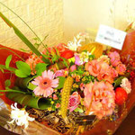 姉夫婦から頂いたお祝いのお花です。ありがとう!!アレンジして下さったのは花匠SASAKI NAOKI氏。 私のイメージでお花を選んでくれたそうです♪