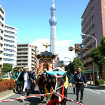 牛嶋神社大祭 神幸祭<br>東京スカイツリーと牛が曳く鳳輦