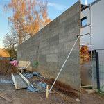 Eine Lärmschutzwand zum Schutz der Nachbarbebauung bei einem von LPA betreuten Bauvorhaben in Unterliederbach, Frankfurt am Main
