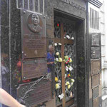 Ganz unten rechts: Bronzetafel für Evita Peron an der Familiengruft in Buenos Aires, Argentinien