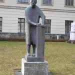 Denkmal für Max Planck von Bernhard Heiliger vor der Humboldt Universität, Berlin