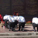 Jugendliche Ehrenwache vor der Gefallenentafel in Sewastopol, damals gerade noch Ukraine