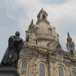 Lutherdenkmal vor der wiederaufgebauten Dresdener Frauenkirche