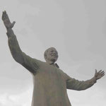 Das 9 m hohe Denkmal für Nelson Mandela, hier vor den Union Buildings in Pretoria, wo er seine erste Rede als Präsident von Südafrika hielt