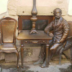 Denkmal des Erfinders der Petroleumlampe im Jahre 1854 durch den polnischen Chemiker Ignacy Łukasiewicz (1822–1882) in Lemberg, heute Ukraine