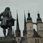Händel-Denkmal in dessen Geburtsstadt Halle/Saale vor der Marienkirche
