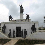Befreiungsdenkmal "Liberty", Zyperns Unabhängigkeit 1960 aus britischer Kolonialherrschaft auf der Stadtmauer von Nicosia, zwei Männer öffnen das Gefängnistor