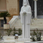 Denkmal für den zypriotischen Erzbischof Makarios III., erster und letzter Staatspräsident eines vereinigten Zypern, vor dem Bischofspalast