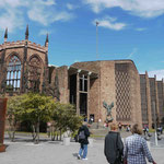 Die von der deutschen Luftwaffe zerstörte, später teils wiederaufgebaute Kathedrale von Coventry, Mittelengland